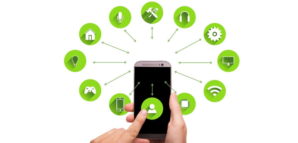Smartphone mit verschiedenen Symbolen für Smart Home